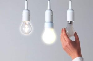 Как безопасно выкрутить разбитую лампочку из патрона