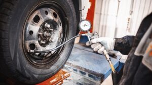 Який тиск має бути в шинах автомобіля: повний гід